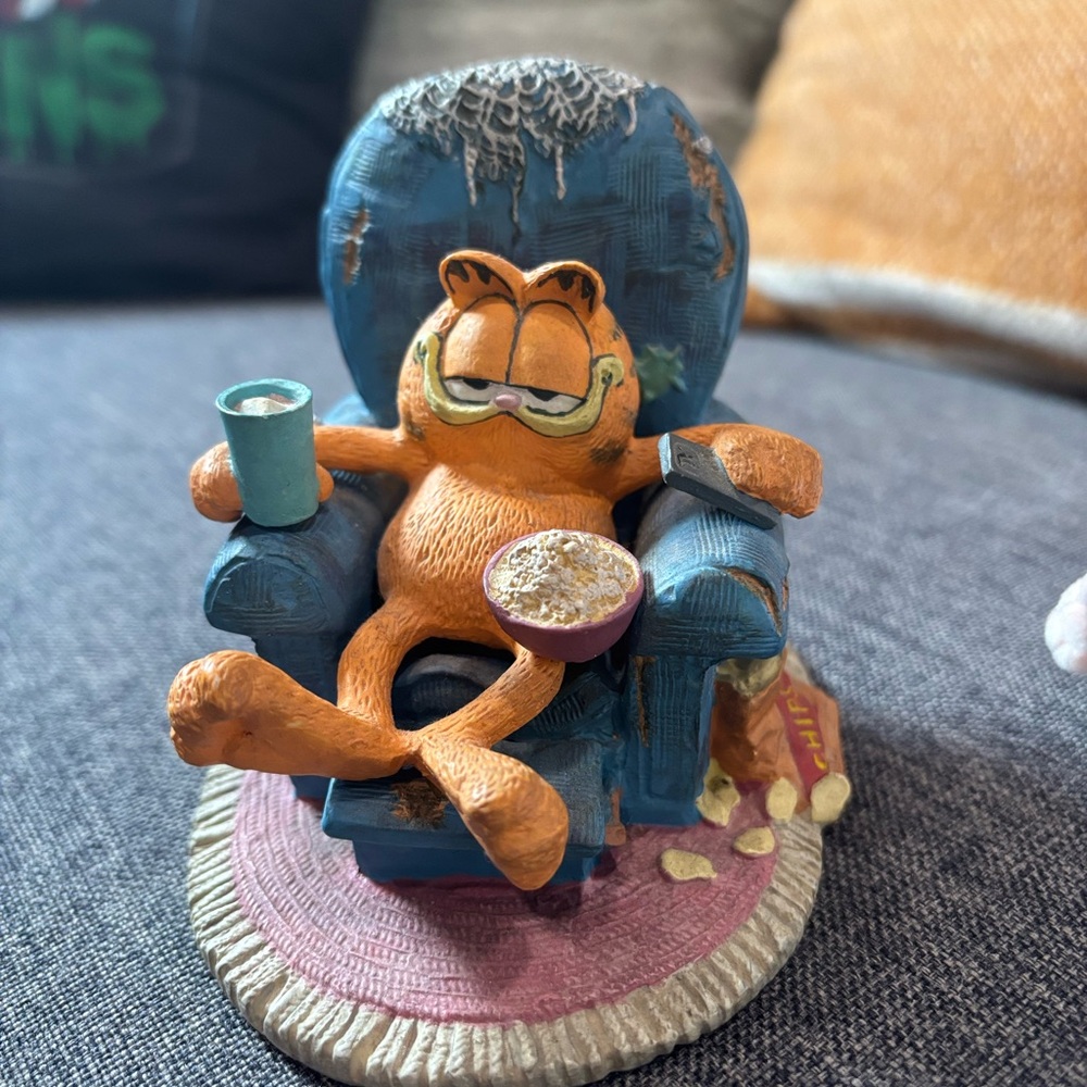 Garfield Relaxing Figurine - Orange and Blue